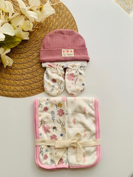 4pc Ribbed Cap, Mittens & 2 Burp Cloths