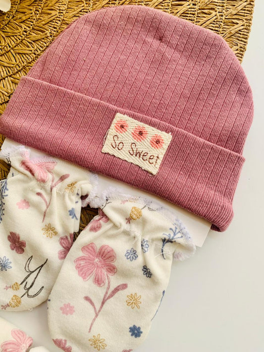 4pc Ribbed Cap, Mittens & 2 Burp Cloths
