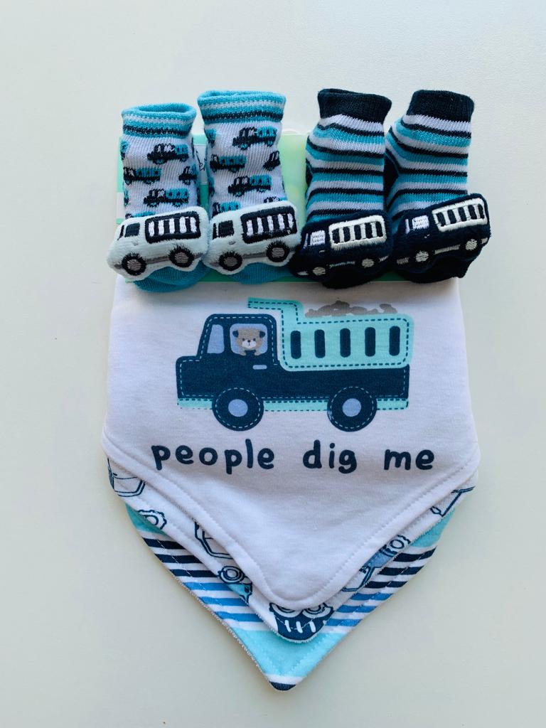 Pack of 3 Bibs with 2 Pairs of Socks